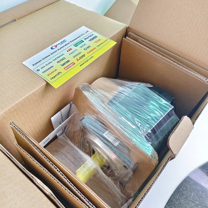 Schneider BCH servo motor with 9.55 N*m torque 2000 rpm and 220V three-phase AC for industrial automation